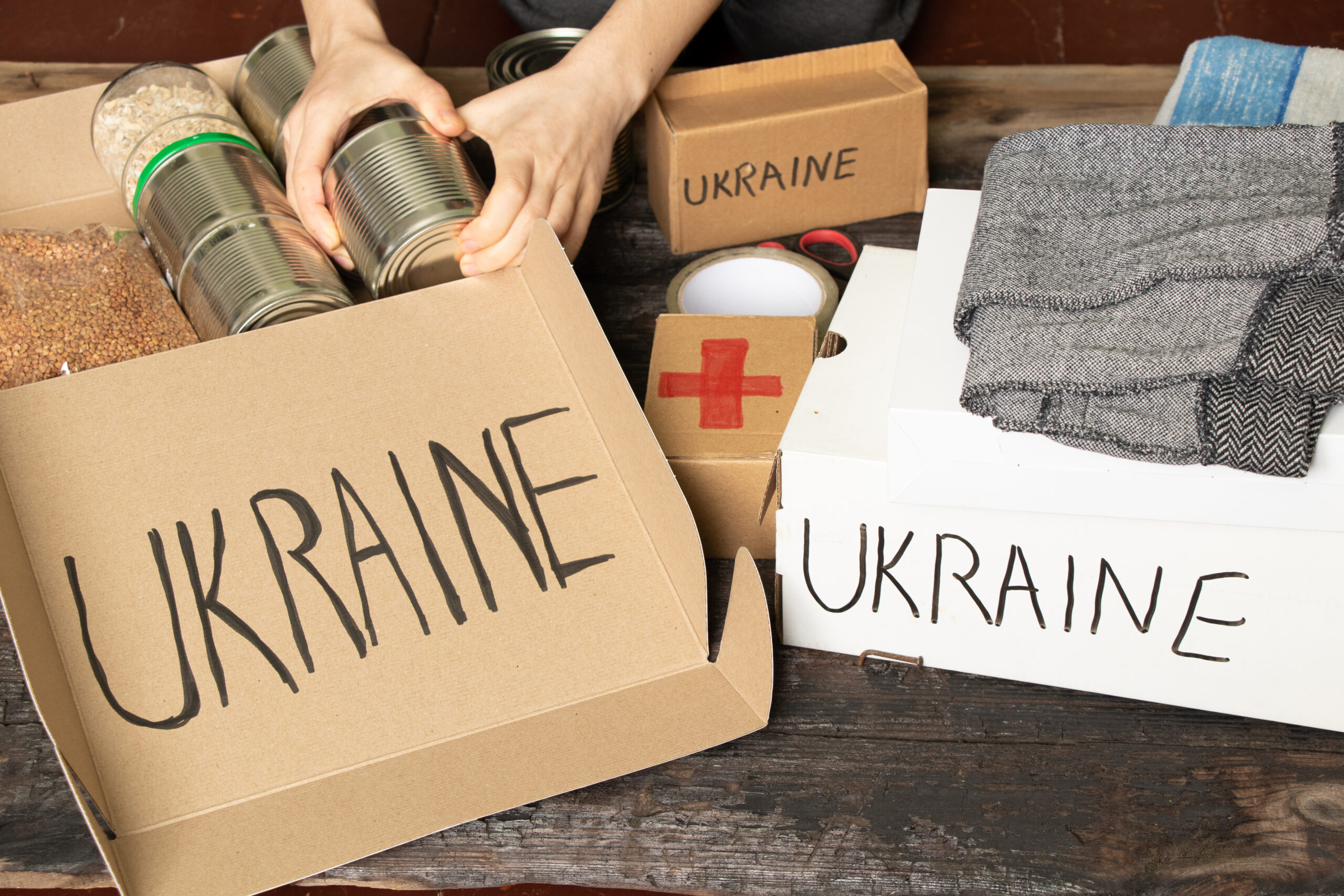 Продукти харчування та речі першої необхідності